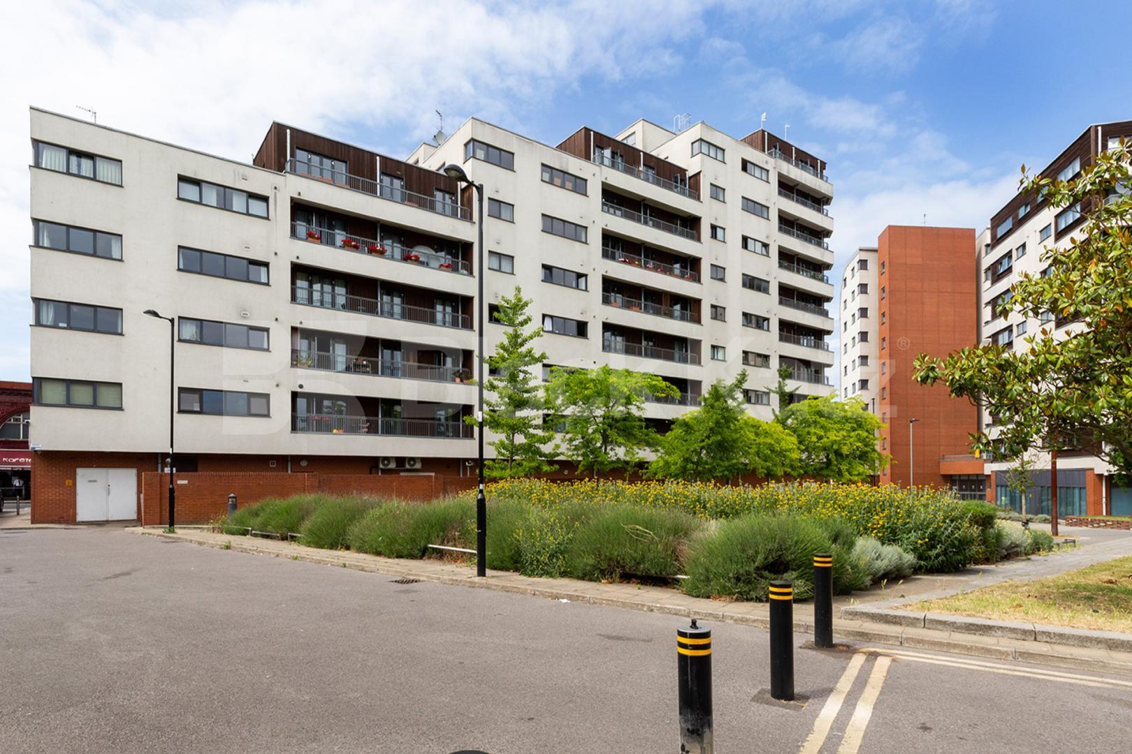 A newly refurbished three double bedroom flat situated in a period conversion Caledonian Road, Holloway